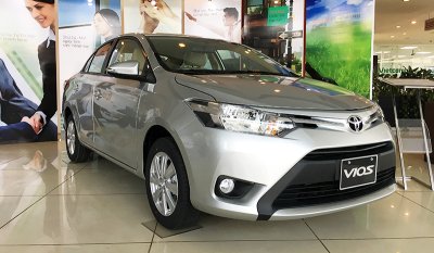 Toyota Vios màu bạc chụp từ phía trước ở đại lý