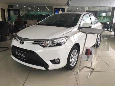 Toyota Vios màu trắng chụp từ phía trước