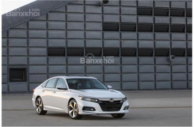 Honda Accord 2018 có giá từ 23.330 USD Honda Accord 2018 màu trắng góc phần tư thứ 4