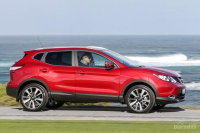 sườn xe Nissan Qashqai màu đỏ