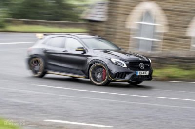 Mercedes-AMG GLA 45 Yellow Night Edition a10