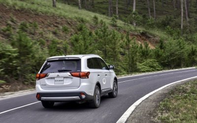 Mitsubishi Outlander trên đường chạy Mitsubishi Outlander trên đường chạy 4