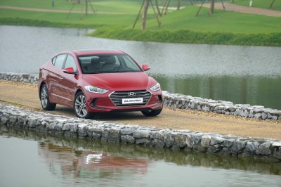 9 xe ô tô có giá lăn bánh 600 triệu đồng cho khách Việt chơi Tết: Hyundai Elantra.