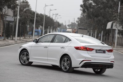 Giá lăn bánh Hyundai Elantra Sport 2018 vừa mở bán tại Việt Nam a4