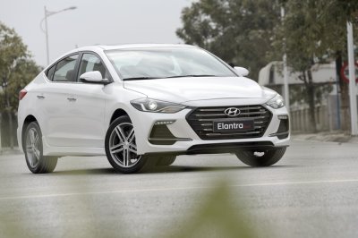 Giá lăn bánh Hyundai Elantra Sport 2018 vừa mở bán tại Việt Nam.