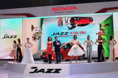 Người đẹp và xe Honda Jazz 2018 a9