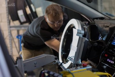 Toyota chế tạo robot lái thử nghiệm xe Toyota chế tạo robot lái thử nghiệm xe - 1