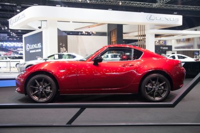 Giá xe Mazda MX-5 RF bản số sàn khoảng 2,1 tỷ đồng tại Thái Lan 1