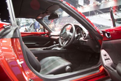 Giá xe Mazda MX-5 RF bản số sàn khoảng 2,1 tỷ đồng tại Thái Lan 4