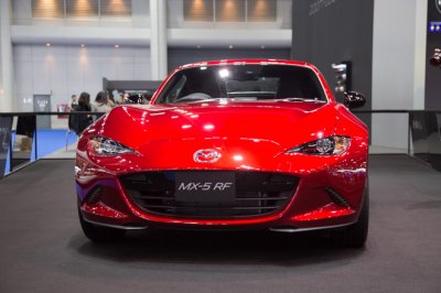 Giá xe Mazda MX-5 RF bản số sàn khoảng 2,1 tỷ đồng tại Thái Lan 5