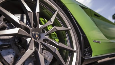 Điều gì tạo nên sự hấp dẫn cho Lamborghini Aventador S? a8