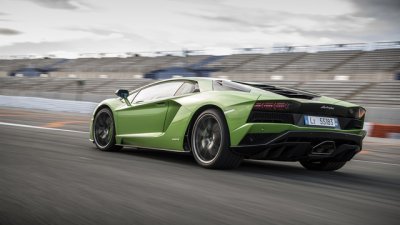 Điều gì tạo nên sự hấp dẫn cho Lamborghini Aventador S? a3