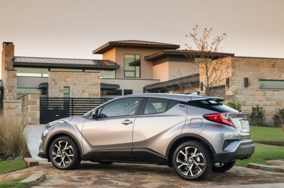 Toyota C-HR LE 2019 mới ra mắt với giá từ 22.000 USD - Ảnh 4.