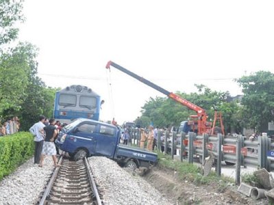 Kinh nghiệm lái xe ô tô băng qua đường sắt để bảo toàn tính mạng 8