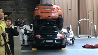Chiếc xe Porsche 911 va chạm, rúc thẳng vào đuôi xe Subaru Chiếc xe Porsche 911 va chạm, rúc thẳng vào đuôi xe Subaru .