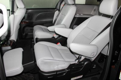 Mẫu MPV Toyota Sienna Limited 2018 vừa cập bến Việt Nam có giá 4 tỷ đồng - Ảnh 10.