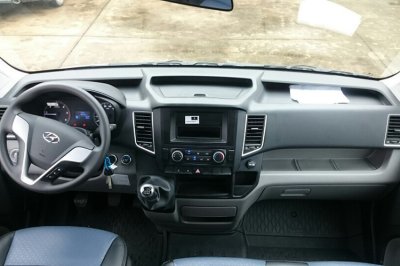 Vô lăng 3 chấu tích hợp nhiều chức năng của Hyundai Solati Vô lăng 3 chấu tích hợp nhiều chức năng của Hyundai Solati 1