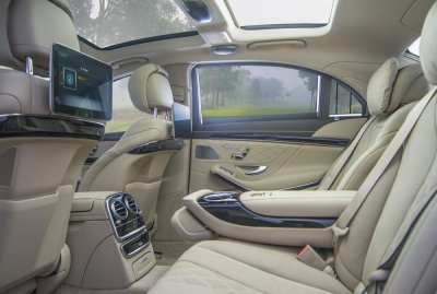 Hệ thống giải trí cho hàng ghê sau Mercedes S-Class 2018 mới tại Việt Nam Hệ thống giải trí cho hàng ghê sau Mercedes S-Class 2018 mới tại Việt Nam .