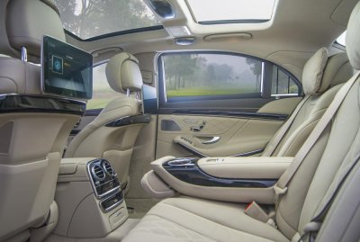 Hệ thống giải trí cho hàng ghê sau Mercedes S-Class 2018 mới tại Việt Nam .