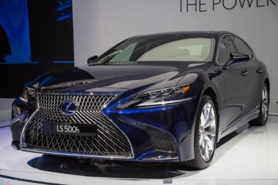 Mercedes-Benz - Lexus: Đỉnh - đáy thị của trường xe sang Việt Nam tháng 5/2018... Mercedes-Benz - Lexus: Đỉnh - đáy thị của trường xe sang Việt Nam tháng 5/2018 000