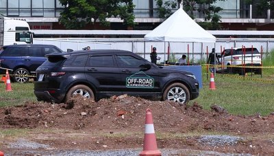 Dàn xe Land Rover hàng chục tỷ lội bùn trải nghiệm ở Hà Nội Dàn xe Land Rover hàng chục tỷ lội bùn trải nghiệm ở Hà Nội2