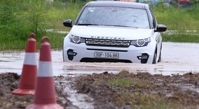 Dàn xe Land Rover hàng chục tỷ lội bùn trải nghiệm ở Hà Nội Dàn xe Land Rover hàng chục tỷ lội bùn trải nghiệm ở Hà Nội7