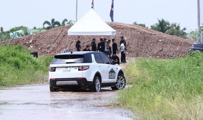 Dàn xe Land Rover hàng chục tỷ lội bùn trải nghiệm ở Hà Nội Dàn xe Land Rover hàng chục tỷ lội bùn trải nghiệm ở Hà Nội9