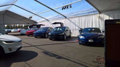 Tesla Model 3 vẫn sản xuất kể cả khi nhà xưởng chưa hoàn thành Tesla Model 3 vẫn sản xuất kể cả khi nhà xưởng chưa hoàn thành.
