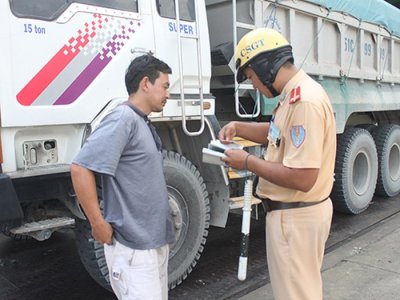 Ô tô quá hạn đăng kiểm vẫn lưu thông, mức xử phạt như thế nào? 2 Ô tô quá hạn đăng kiểm vẫn lưu thông, mức xử phạt như thế nào?