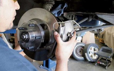 Kiểm tra phanh xe khi bảo dưỡng ô tô Kiểm tra phanh xe