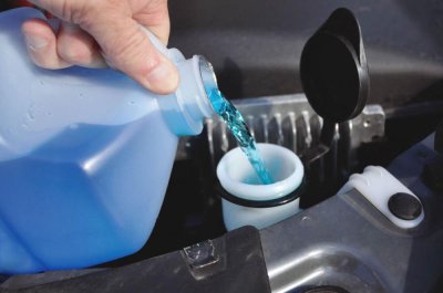 Kiểm tra nước rửa kính khi bảo dưỡng ô tô Kiểm tra nước rửa kính