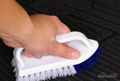 Giặt thảm sàn bằng nước rửa dọn nội thất ô tô