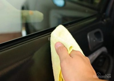Dọn dẹp bảng điều khiển trung tâm dọn nội thất ô tô
