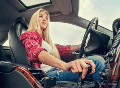 6. Chuyển xe về chế độ đỗ Các cánh lùi xe đúng chuẩn không sợ tai nạn