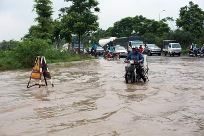 Cần quan sát kỹ mọi tình huống trước khi điều khiển xe đi qua vũng nước ngập Cần quan sát kỹ mọi tình huống trước khi điều khiển xe đi qua vũng nước ngập 1
