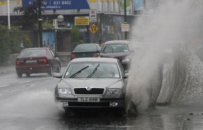 Không nên tăng tốc đột ngột khi đi qua vũng nước ngập để tạo cơ hội thủy kích tấn công Không nên tăng tốc đột ngột khi đi qua vũng nước ngập để tạo cơ hội thủy kích tấn công 1