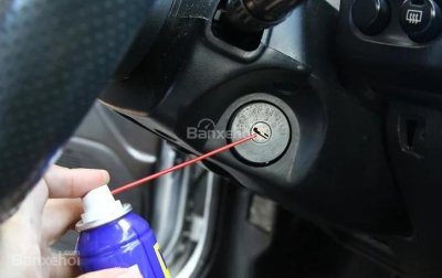 4. Bôi trơn khu vực ổ khóa Cách lấy chìa khóa ô tô gãy ra khỏi ổ khóa