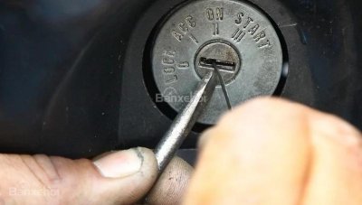 8. Kéo dụng cụ về phía bạn nhẹ nhàng và chậm rãi Cách lấy chìa khóa ô tô gãy ra khỏi ổ khóa