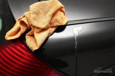 3. Sử dụng khăn hoặc bàn chải mềm Tổng hợp các cách xử lý vết trứng vỡ trên xe ô tô