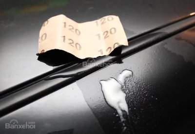 2. Chọn loại giấy nhám phù hợp Tổng hợp các cách xử lý vết trứng vỡ trên xe ô tô