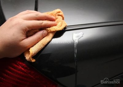 4. Làm khô kỹ lưỡng vết bẩn Tổng hợp các cách xử lý vết trứng vỡ trên xe ô tô