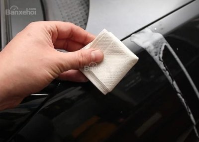 2. Chuẩn bị khăn giấy dày Tổng hợp các cách xử lý vết trứng vỡ trên xe ô tô