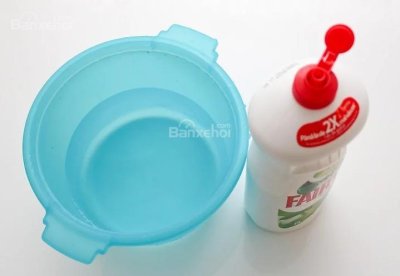 2. Kết hợp xà phòng và nước ấm Tổng hợp các cách xử lý vết trứng vỡ trên xe ô tô