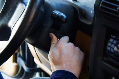 Dầu động cơ bị bẩn làm phát ra âm thanh lạch cạch Âm thanh lạch cạch khi khởi động xe do thiếu dầu động cơ