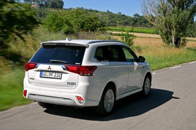 Mitsubishi Outlander PHEV 2019 cập nhật sức mạnh Mitsubishi Outlander PHEV 2019 công bố giá - 2