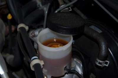 Dây đai cam ô tô mòn khiến dầu bị rò rỉ Dây đai cam ô tô mòn