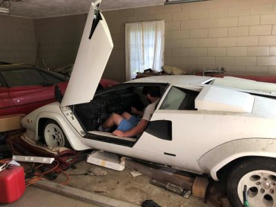 Siêu xe Lamborghini Countach 5000S trong nhà kho sau 20 năm phủ bụi Siêu xe Lamborghini Countach 5000S