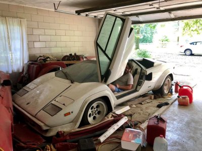 Lamborghini Countach 5000S phủ bụi hơn 20 năm trong kho của người cho thuê  siêu xe