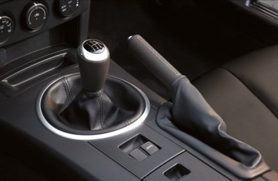 Đèn phanh xe ô tô báo sáng - nguyên nhân và cách xử lý 2 Đèn phanh xe ô tô báo sáng - nguyên nhân và cách xử lý 2.