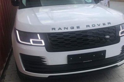 Soi Range Rover Autobiography LWB P400E đầu tiên sử dụng động cơ lai vừa nhập về Việt Nam 1